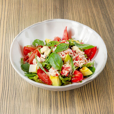 Салат из листовой зелени с крабом и грейпфрутом в Онегин дача по цене 1290 ₽