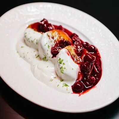 Сырники с вишней и лаймовой сметаной в Scrooge по цене 470 ₽