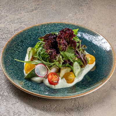 Салат с хрустящим цукини и чесночным соусом в Тестория по цене 600 ₽