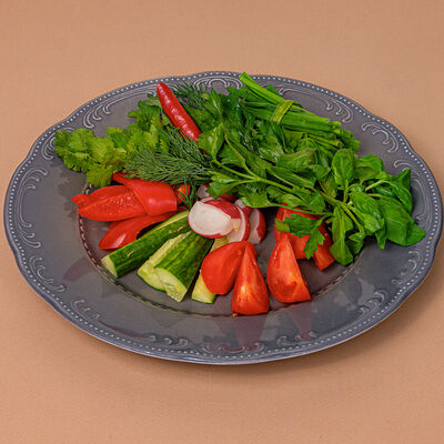 Овощная тарелка с сезонной зеленью в Хочу пури по цене 665 ₽