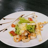 Салат цезарь с креветкой в Чиполетти