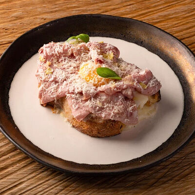 Мортаделла с сыром и моцарелла и яйцом на пшеничном тосте в Горыныч по цене 730 ₽