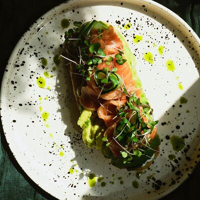 Брускетта с лососем и авокадо в En Ferio по цене 920 ₽