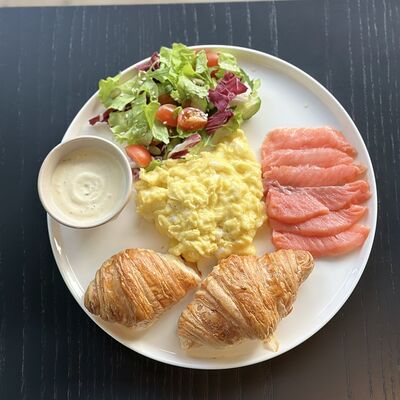 Скрэмбл с лососем в Круассан по цене 1000 ₽