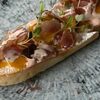 Брускетта с пармской ветчиной и соусом Спайси-манго в Устрицы & танцы по цене 840