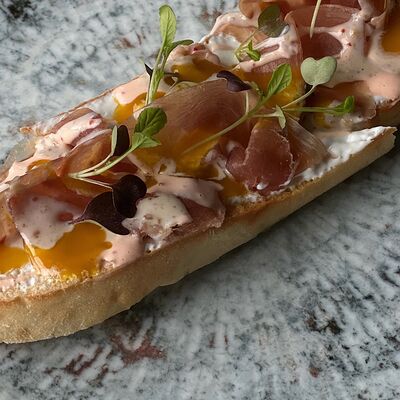 Брускетта с пармской ветчиной и соусом Спайси-манго в Устрицы & танцы по цене 840 ₽