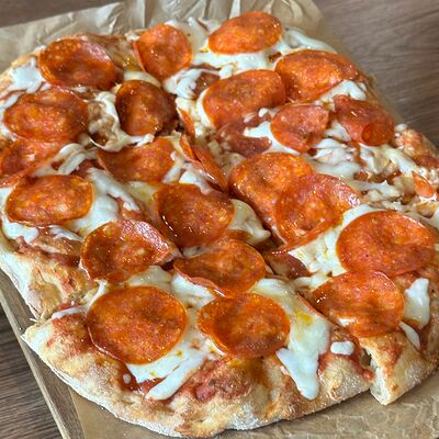 Пицца пепперони на римском тесте в Dada Art Bakery по цене 770 ₽