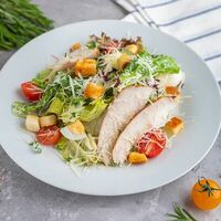 Цезарь с куриным филе и с сыром пармезан в Topfoodcafe
