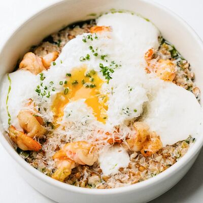 Гречневая каша, креветки, яйцо, пармезан в Эклерная по цене 650 ₽