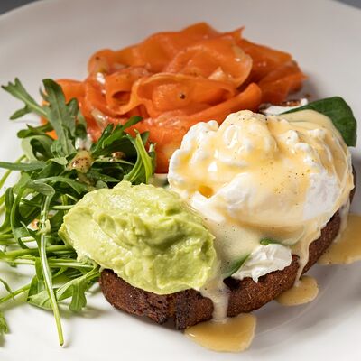 Яйцо Бенедикт с форельюв Тирольские пироги по цене 750 ₽