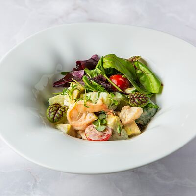 Салат с авокадо и креветками в ореховом соусе в Хлеб и Вино по цене 990 ₽