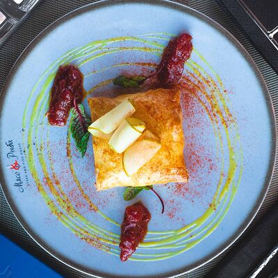 Камамбер, запечённый в хрустящем тесте с томатным джемом в Мясо & Рыба по цене 870