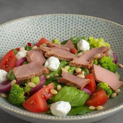 Салат с утиной грудкой и соусом свекла-смородинав Искусство по цене 490 ₽