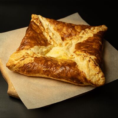 Слоенный хачапури с сыром в ЛАЛИКО ГРУЗИНСКАЯ КУХНЯ по цене 710 ₽