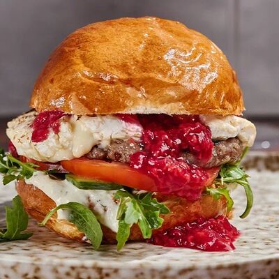 Бургер с запечённым камамбером, малиной и рукколой в Гастробар DOM по цене 690