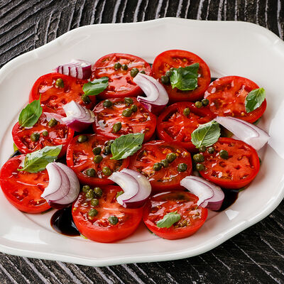 Карпаччо из бакинских томатов с красным луком в Ginza по цене 1990 ₽