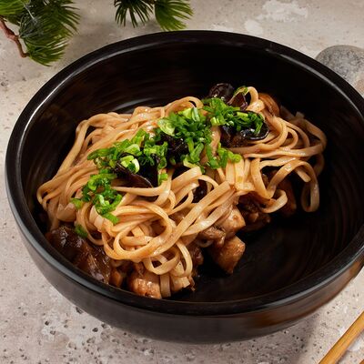 Лапша Удон с курицей в соусе 5 специй в Паназия & Суши-рум по цене 500 ₽