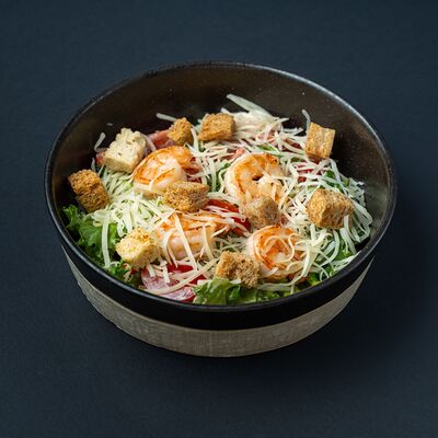 Салат Цезарь с креветкой в Два веселых гуся по цене 900 ₽