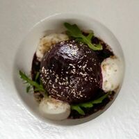 Запеченная свекла с орехами и джемом из черной смородины в Гури