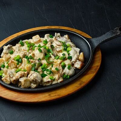 Мясная сковородочка в Mesto Sushi & Grill по цене 750 ₽