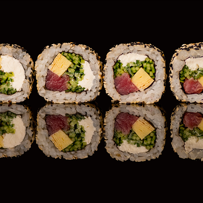 Ролл Калифорния с тунцом в SUSHIлка по цене 815 ₽
