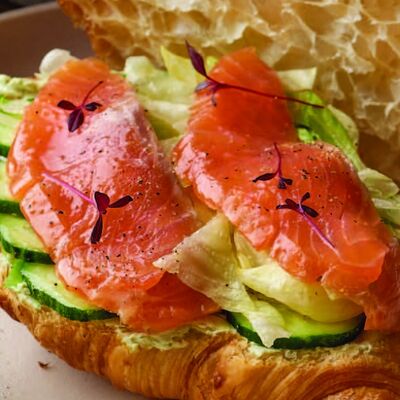 Круассан с копченой форелью, творожным сыром в Хлеб & Булки по цене 740 ₽