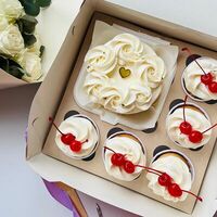 Бенто-торт с рюшами и ванильные капкейки с вишнейв Kulakovabakery