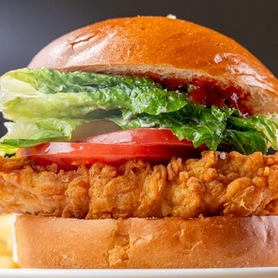 Бургер Цезарь в Перчини на огне по цене 690 ₽