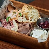 Мясное ассорти из ростбифа, пастрами из куриной грудки и буженины в Chester