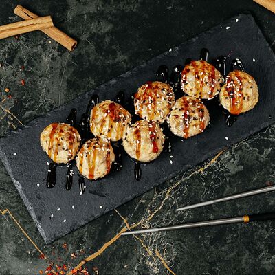 Запечённый ролл с угрем и лососем внутрив Panda Sushi по цене 749 ₽