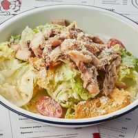 Салат Цезарь с курицей в MOO MOO Burgers & Grill