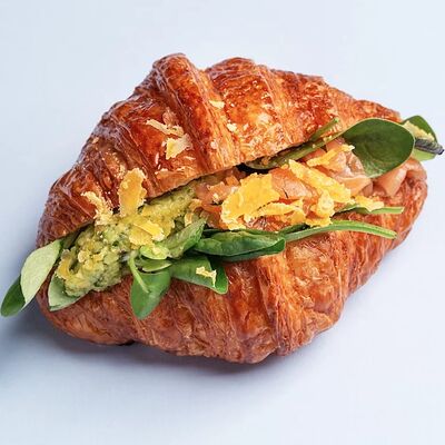 Круассан с лососем, гуакамоле и сливочным сыром в Эклерная по цене 770 ₽
