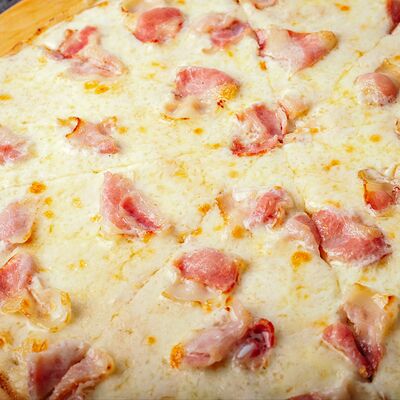 Пицца Карбонара 33см в Bourbon по цене 620 ₽