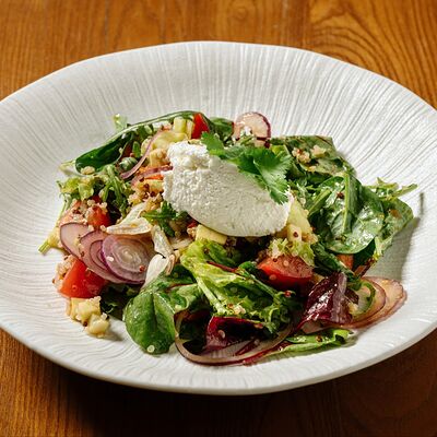 Лёгкий салат с киноа и свежими овощами под соусом унаги в Паста & Пицца по цене 630 ₽