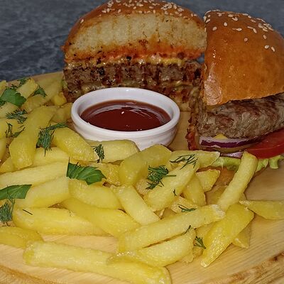 Бургер с котлетой и говядины в Кафе-столовая 24 по цене 400 ₽