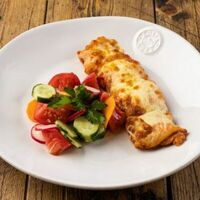 Куриный шашлычок с сыром и салатом из огурца в Сыроварня