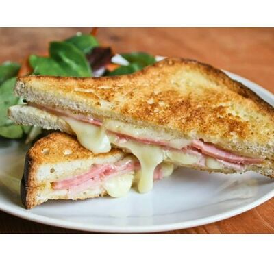 Тост с ветчиной и сыром в Кафе на развилке по цене 378 ₽