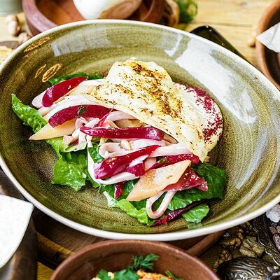 Салат с кальмарами, кабачком-кимчи и яблочным соусом в Дади по цене 375