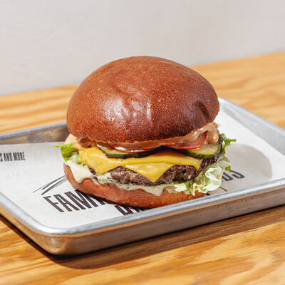 Трюфельный чизбургер в SALUT! по цене 610 ₽