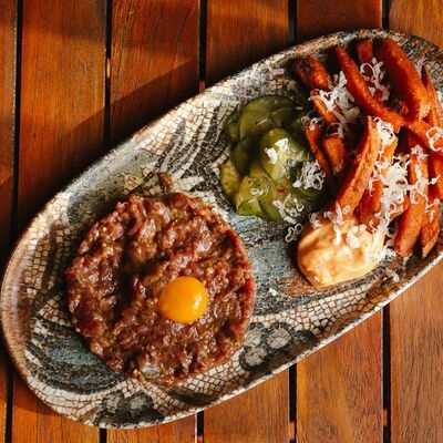 Тартар из говядины с бататом, хрустящими огурцами и дорблюв Пинки Бандински по цене 39 р.