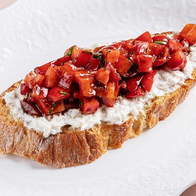 Брускетта с томатами и страчателлой в Avgust13 по цене 990 ₽