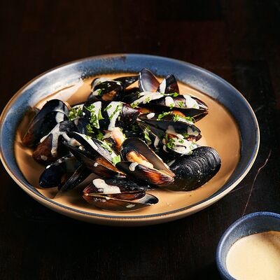 Мидии с соусом дорблю в Lions Head по цене 1300 ₽