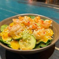 Салат с креветкамив La Catrina