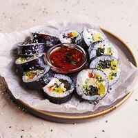 Кимпаб с лососем хе в Kimchi Корейская уличная еда