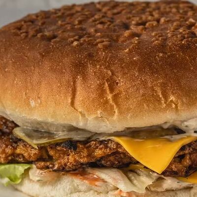 Курица бургер в Уголок вкуса по цене 585 ₽