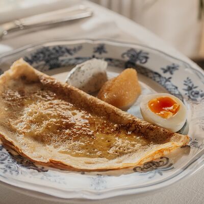 Блины Креспелле с щучьей икрой и крем-сыром с зеленью в Salone pasta & bar по цене 1400 ₽