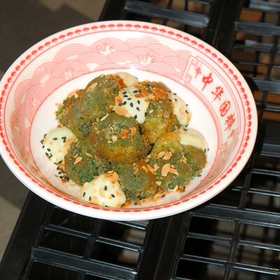 Хрустящие брокколи в соусе васабив Лапса раменбар по цене 360 ₽