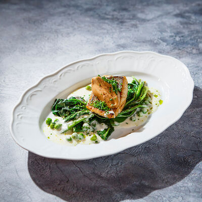 Судак с молодым горошком и шпинатом в Гастродача Вселуг по цене 1350 ₽