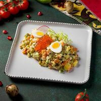 Столичный с лососем и красной икрой в Дюшес
