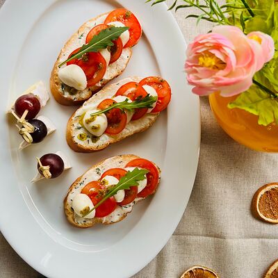 Брускетта капрезе в Кафе Это Факт по цене 369 ₽